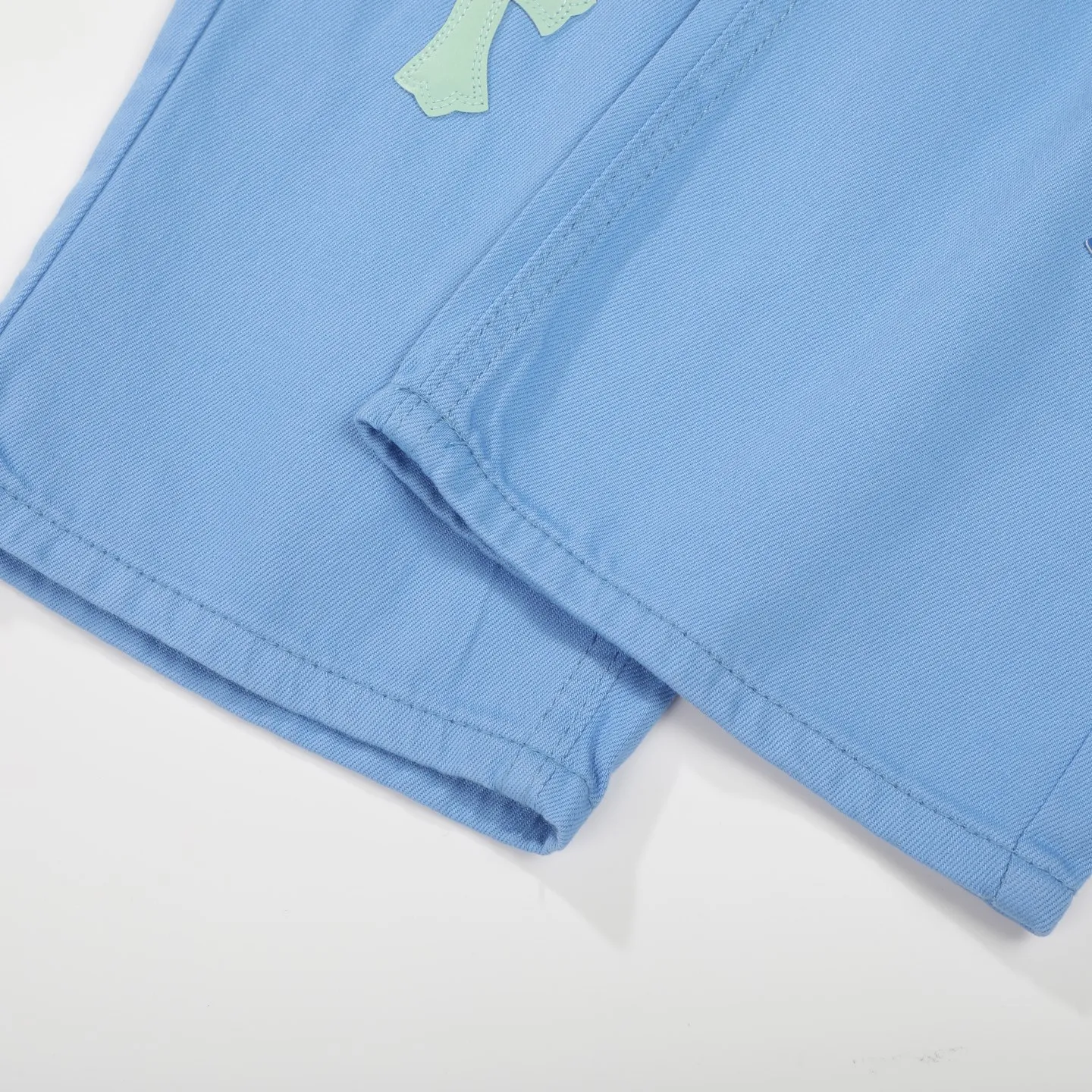 P270 Chrome hearts CH co-branded Drak Miami ice blue jeans exude uninhibited personality and unique charm. Every wear and tear is carefully designed to present a unique artistic feel. Made of imported denim fabric, which has undergone heavy industrial washing and destruction treatment, the trousers show a super cool effect on the upper body, allowing you to dominate the fashion stage.  This is more than just a pair of jeans, it is an expression of attitude. With its unique design concept and ultimate pursuit of details, Croxin breaks traditional boundaries and defines the jeans trend in the new era. The trousers are made of double-layer woven fabric with customized hardware. Special Italian cowhide is printed and cut. Custom-made sheepskin three-layer thick-line leather. The whole body is spliced ​​in heavy water washing. Craftsmen hand-splash ink. You can see the details. Three-dimensional cutting version. Loose and comfortable, not flattering to the body. Makes taller and slimmer. Seiko factory. Original quality control. Same style for men and women. Can be matched with couples. Versatile recommendation. Must-have jeans for all seasons. Color: ice blue. Size: 28-30-32-34.